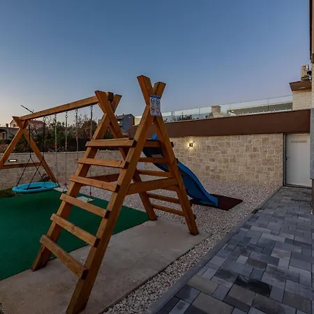 Azeret Zadarvillas *